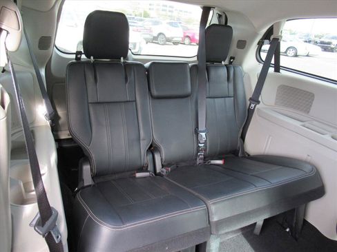 Used 2016 Chrysler Town & Country Touring image 32