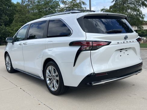 Used 2024 Toyota Sienna Platinum FWD image 8