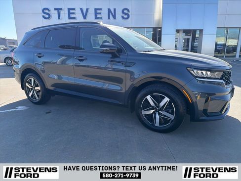 Used 2021 Kia Sorento S image 2