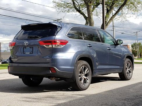 Used 2018 Toyota Highlander LE AWD/4WD image 5