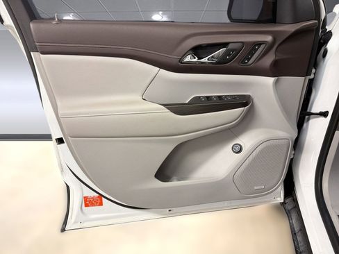 Used 2023 GMC Acadia SLT w/ Technology Package FWD image 13