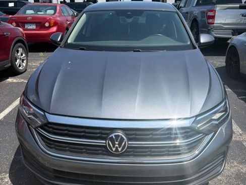 Used 2023 Volkswagen Jetta SE FWD image 2