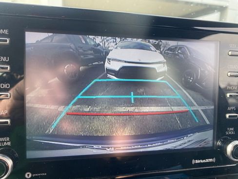 Used 2021 Toyota Corolla LE image 29