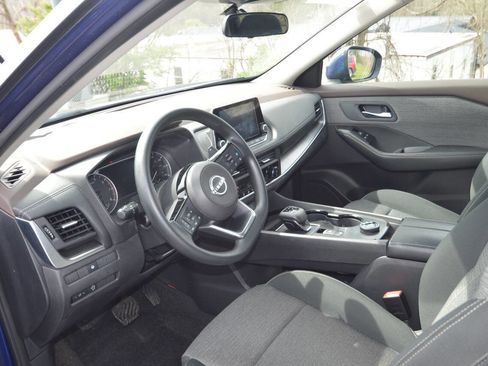 Used 2023 Nissan Rogue SV image 4