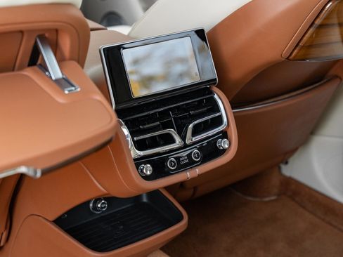 Used 2023 Bentley Bentayga Extended Wheelbase image 54