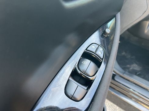 Used 2018 Nissan Leaf SV w/ SV Technology Package image 12