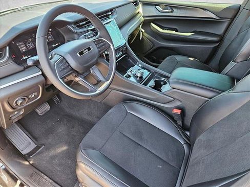 New 2025 Jeep Grand Cherokee Altitude image 3