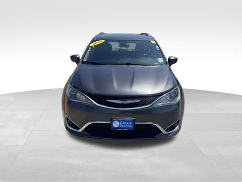 Used 2018 Chrysler Pacifica Touring-L Plus FWD image 9