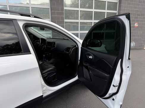 Used 2020 Jeep Cherokee Latitude Plus AWD/4WD image 39