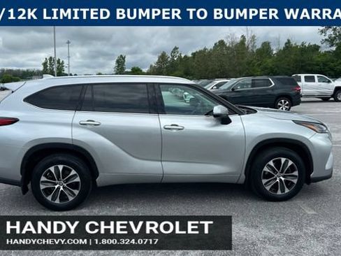 Used 2021 Toyota Highlander XLE AWD/4WD image 2