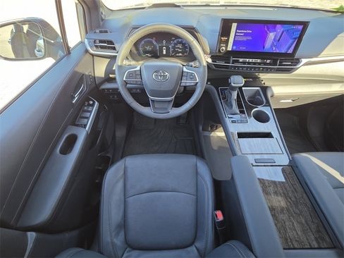 Certified 2025 Toyota Sienna Platinum image 6