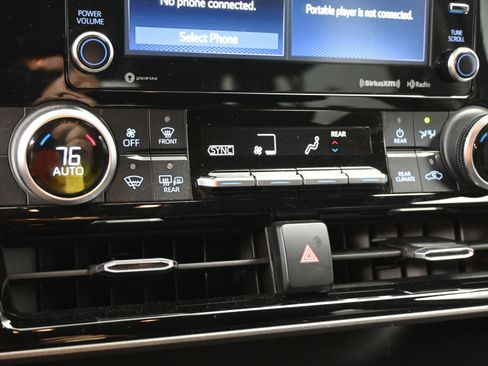 Used 2020 Toyota Highlander LE image 14