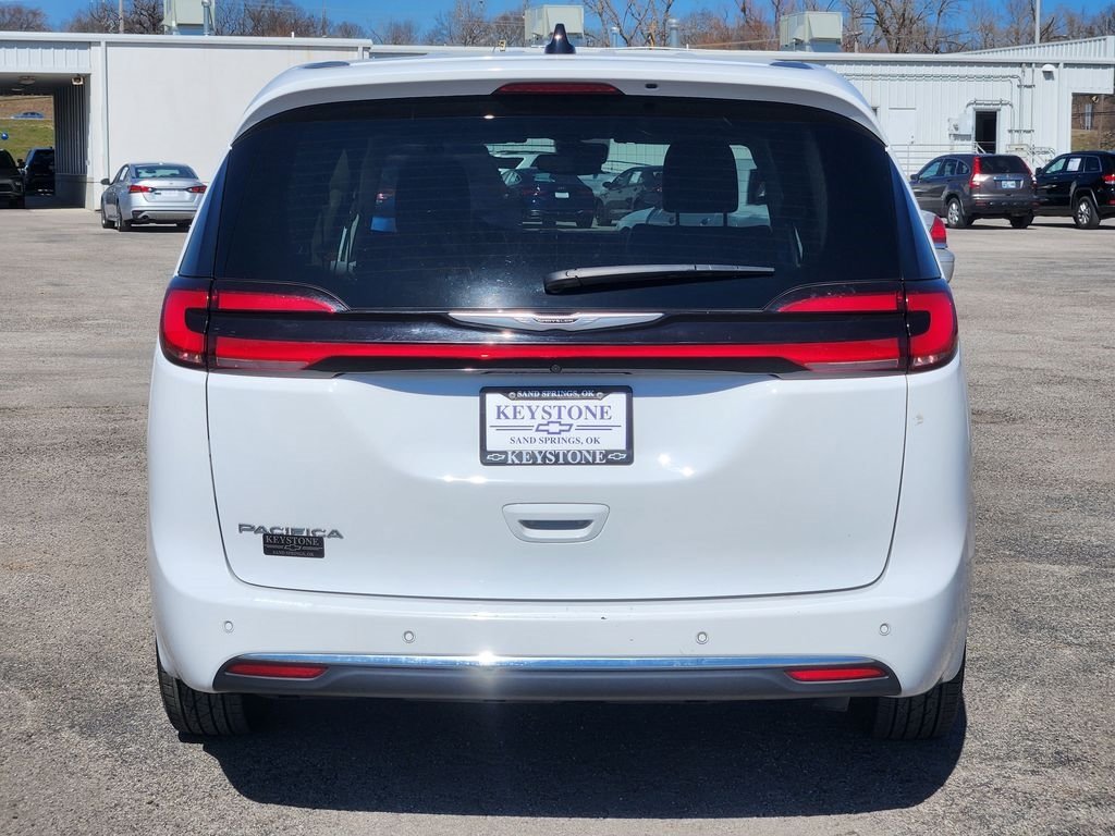 Used 2024 Chrysler Pacifica Touring-L FWD image 6