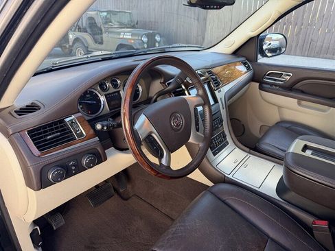 Used 2011 Cadillac Escalade Platinum image 22