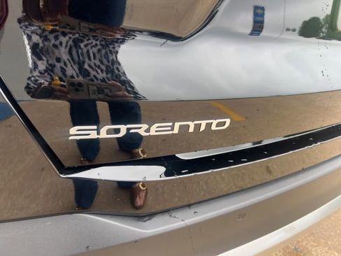 Used 2025 Kia Sorento S w/ Panoramic Sunroof Package FWD image 9
