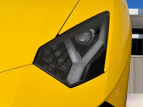 Used 2018 Lamborghini Aventador S image 10
