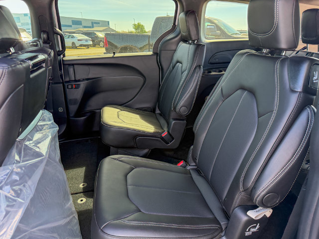 New 2026 Chrysler Pacifica Select AWD/4WD image 22