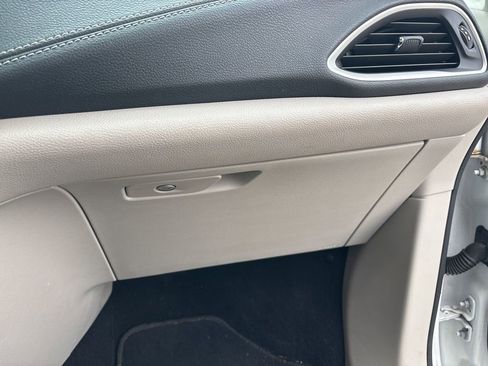 Used 2022 Chrysler Pacifica Touring-L image 26