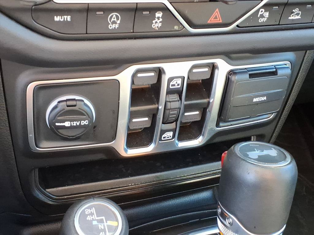 Used 2025 Jeep Wrangler Unlimited Sahara AWD/4WD image 32