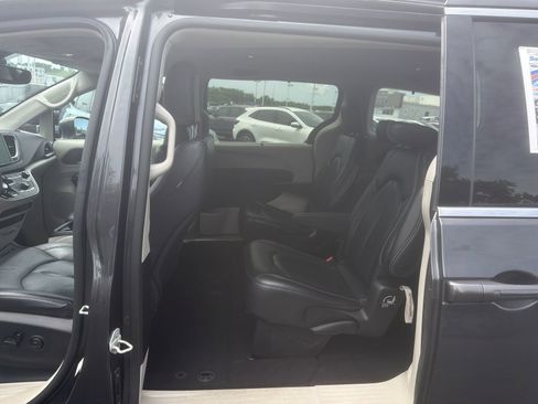 Used 2022 Chrysler Pacifica Touring-L FWD image 16