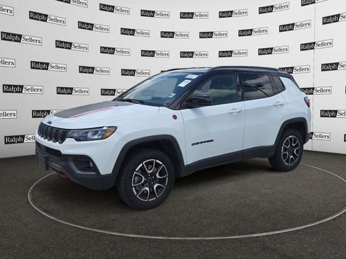 Used 2025 Jeep Compass Trailhawk w/ Trailer Tow Group AWD/4WD image 2