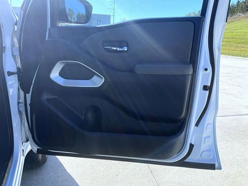 Used 2022 Nissan Frontier SV w/ Technology Package image 17
