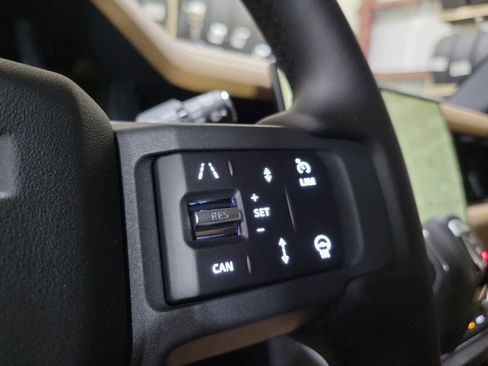 New 2026 Land Rover Defender 110 X-Dynamic SE AWD/4WD image 16