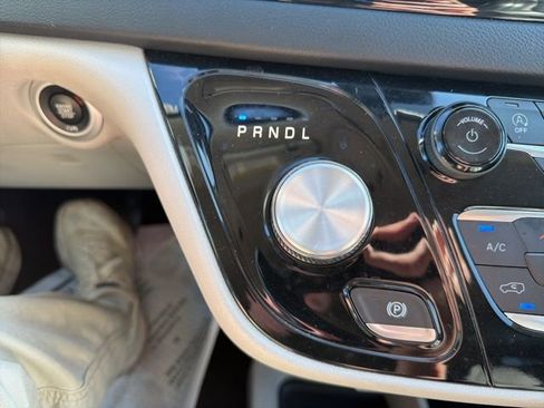 Used 2023 Chrysler Pacifica Touring-L FWD image 33