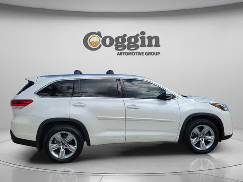 Used 2017 Toyota Highlander Limited w/ Protection Package #3 AWD/4WD image 4