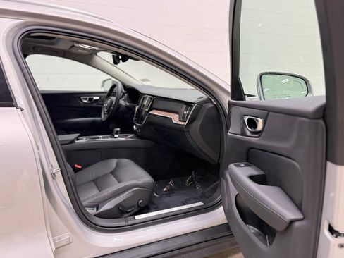 Used 2025 Volvo V60 B5 Cross Country Plus image 43