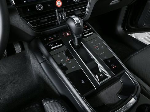 Certified 2025 Porsche Macan image 17