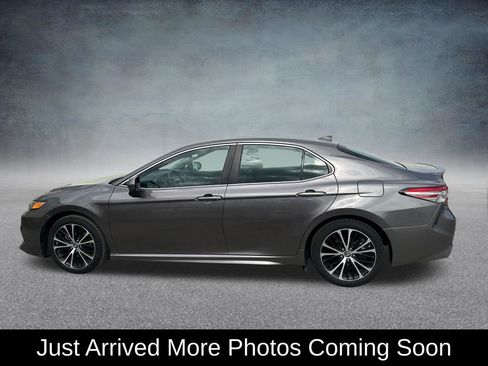 Used 2019 Toyota Camry SE image 2