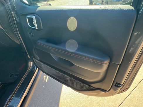 Used 2023 Jeep Gladiator Mojave w/ Cold Weather Group image 19