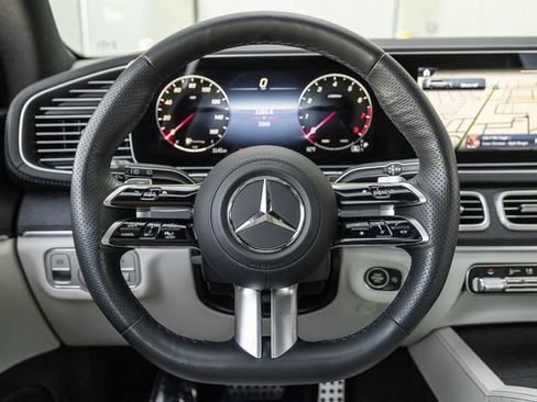 Used 2025 Mercedes-Benz GLS 580 4MATIC image 9