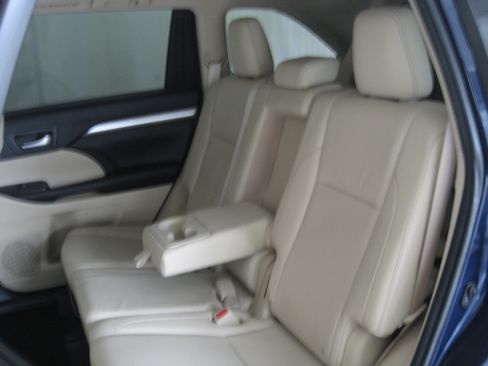 Used 2015 Toyota Highlander XLE image 11