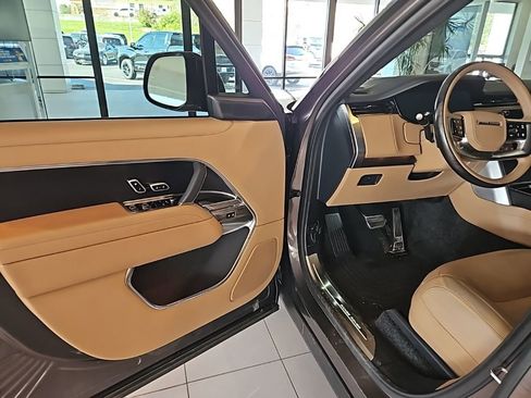 Used 2025 Land Rover Range Rover SE image 12