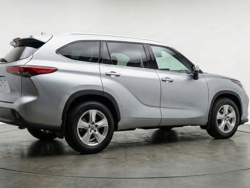 Used 2025 Toyota Highlander LE image 9