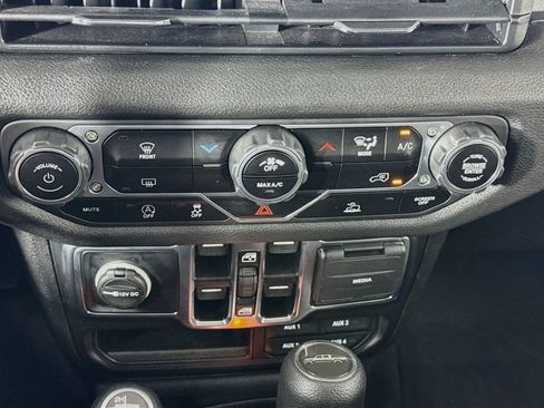 Used 2024 Jeep Gladiator Sport AWD/4WD image 16