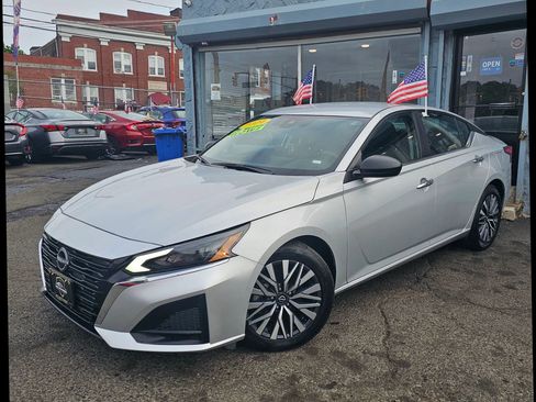 Used 2024 Nissan Altima 2.5 SV image 4