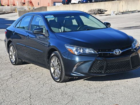 Used 2017 Toyota Camry SE image 2