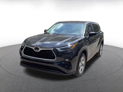 Used 2025 Toyota Highlander LE FWD image 7
