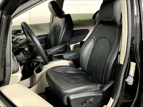 Used 2022 Chrysler Pacifica Touring-L image 24