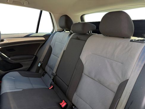 Used 2016 Volkswagen e-Golf SE w/ DC Fast Charging Package image 10