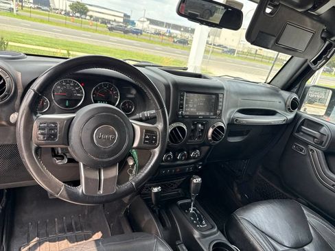 Used 2018 Jeep Wrangler Unlimited Sahara AWD/4WD image 11