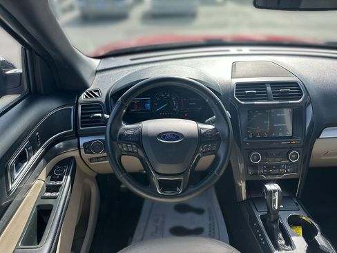 Used 2018 Ford Explorer XLT w/ Equipment Group 202A image 11