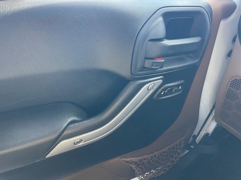 Used 2014 Jeep Wrangler Unlimited Sahara w/ Connectivity Group image 17