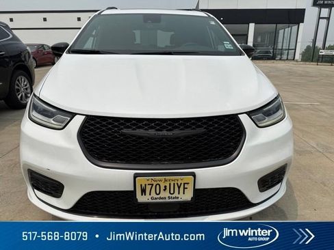 Used 2025 Chrysler Pacifica Limited FWD image 3
