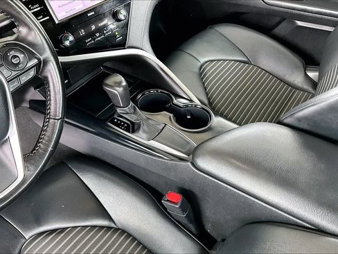 Used 2020 Toyota Camry SE FWD image 15