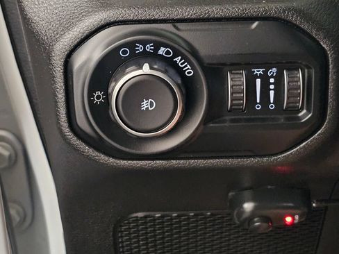 Used 2018 Jeep Wrangler Unlimited Sahara AWD/4WD image 17