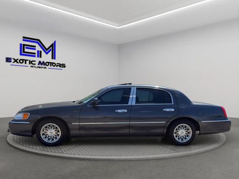 Used 1998 Lincoln Town Car Signature RWD image 2